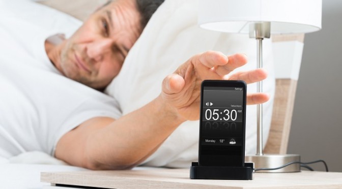 Ο λόγος που δεν πρέπει να χρησιμοποιούμε το κινητό ως ξυπνητήρι – Το γνωρίζατε;