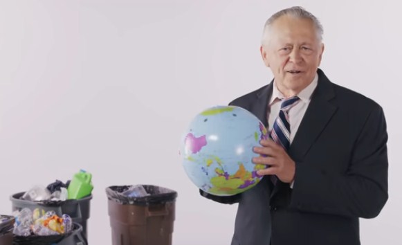 H ωμή αλήθεια για την Απάτη της ανακύκλωσης πλαστικού με σύντομο και κωμικό τρόπο (βίντεο)